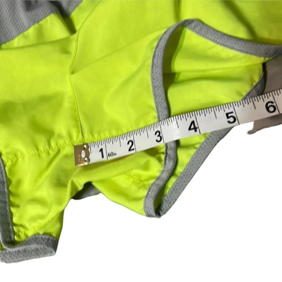 Nike women's active short neon green size medium - Picture 4 of 4